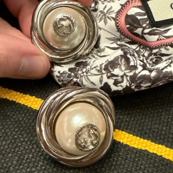 Gucci NWOT Silver and Pearl oversized clip on Earrings - New - Picture 4 of 6